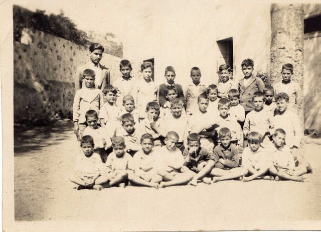 En el patio de la escuela, trasera de la casa de los 