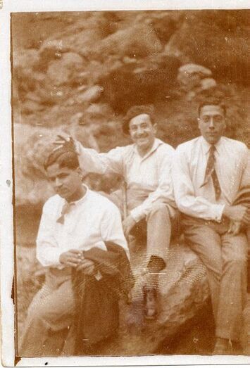 A la derecha el maestro D. Miguel Pérez García, alcalde accidental de Agaete en julio de 1936, condenado a muerto por los golpistas, conmutada por cadena perpetua.