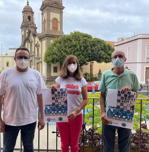 La concejala de Educación Sibisse Sosa junto a Francisco Falcón y Alfredo Brito a la derecha de la imagenjpg