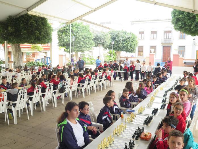 El alcalde Pedro Rodríguez da la bievenida a todos los particitantes al Encuentro de Ajedrez