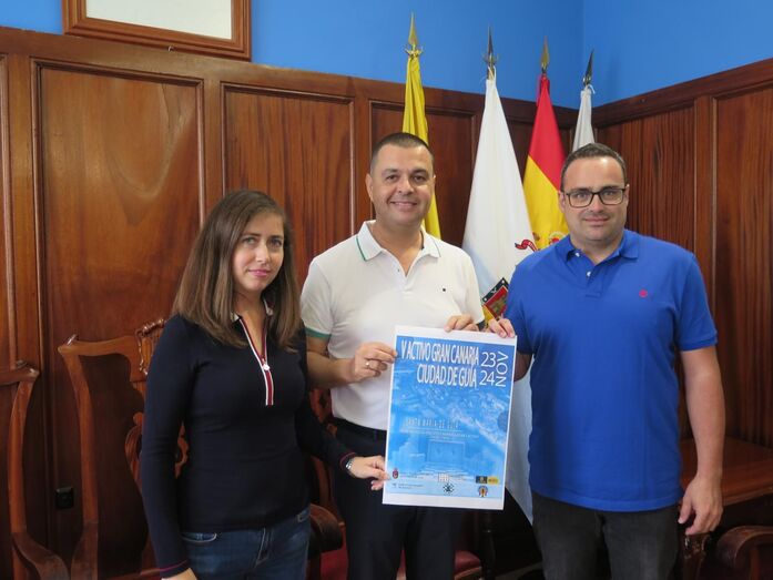 El alcalde Pedro Rodríguez junto a la concejala de Deportes Sibisse Sosa y Francisco Falcón presidente del Club de Ajedrez Guía