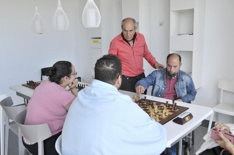 Pacientes juegan al ajedrez en el marco de la actividad organizada por el centro hospitalario