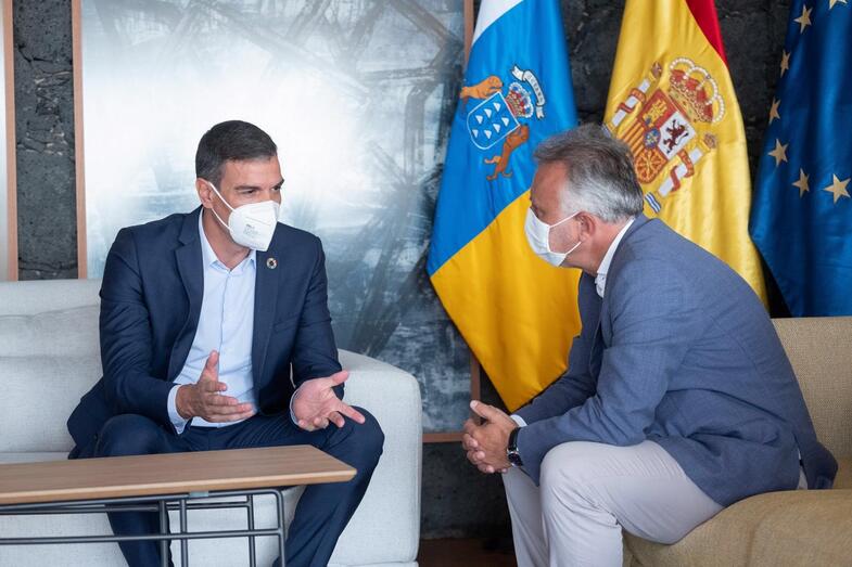 GRAFCAN2074. ARRECIFE (LANZAROTE), 11/08/2021.- El presidente del Gobierno, Pedro Sánchez, recibió este miércoles al presidente de Canarias, Ángel Víctor Torres, en Lanzarote, donde se encuentra de vacaciones, para repasar los asuntos pendientes entre las dos administraciones.EFE/ Carlos Del Saá