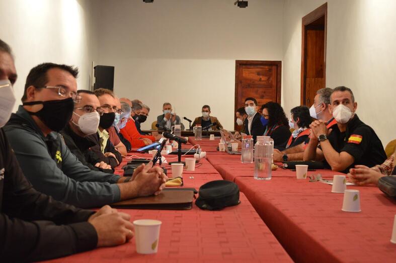 081221 El ministro Bolaños en la reunión del Comité Director del PEVOLCA