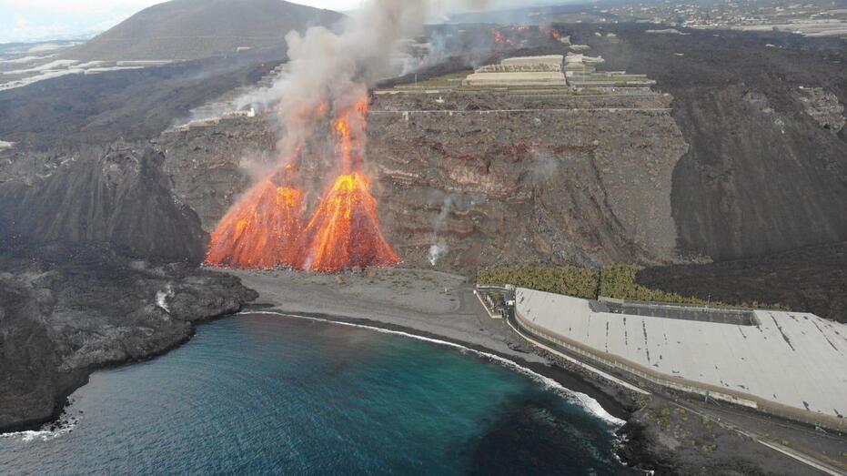 091121 La lava llega al acantilado de la playa de Los Guirres