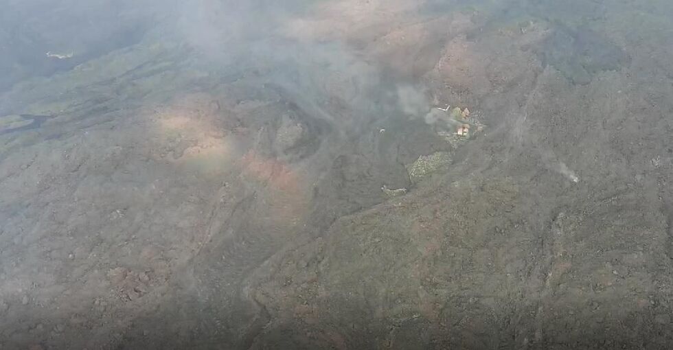 Caudal de lava circulando sobre antiguas coladas