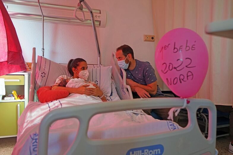 Nora, primera bebé de Gran Canaria de 2022, con sus padres
