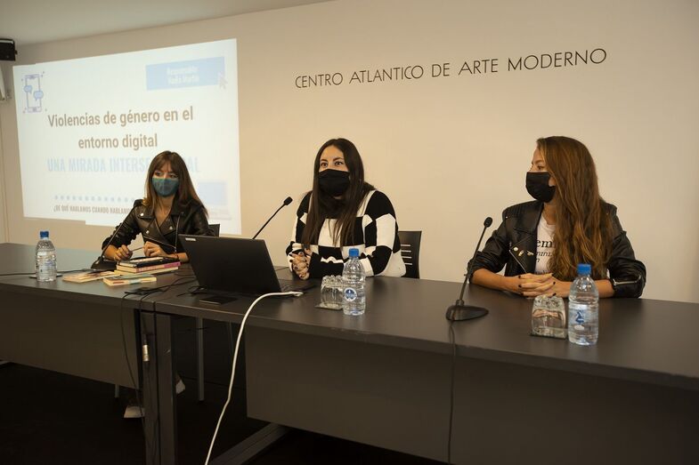 16.11.21 Las Palmas de Gran Canaria.  La directora general de Juventud del Gobierno de Canarias, Laura Fuentes, presenta el taller formativo sobre ciberviolencias dirigido a profesionales, profesorado y periodistas. CAAM. Foto Quique Curbelo