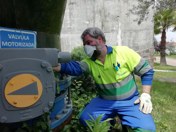 Un operario en labores de mantenimiento de una válvula motorizada de la red