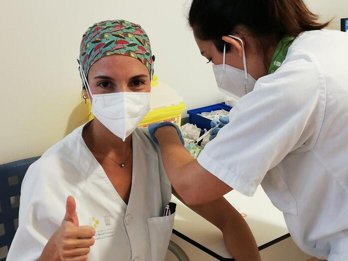 Vacunación de una profesional sanitaria del SCS