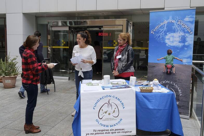 Las Palmas de Gran Canaria. (25.04.18) Mesa Informativa de la Fundación Canaria Oliver Mayor contra la Fibrosis Quística.