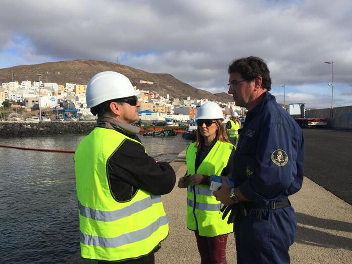 La consejera Nieves Lady Barreto supervisa los trabajos en el muelle de Gran Tarajal