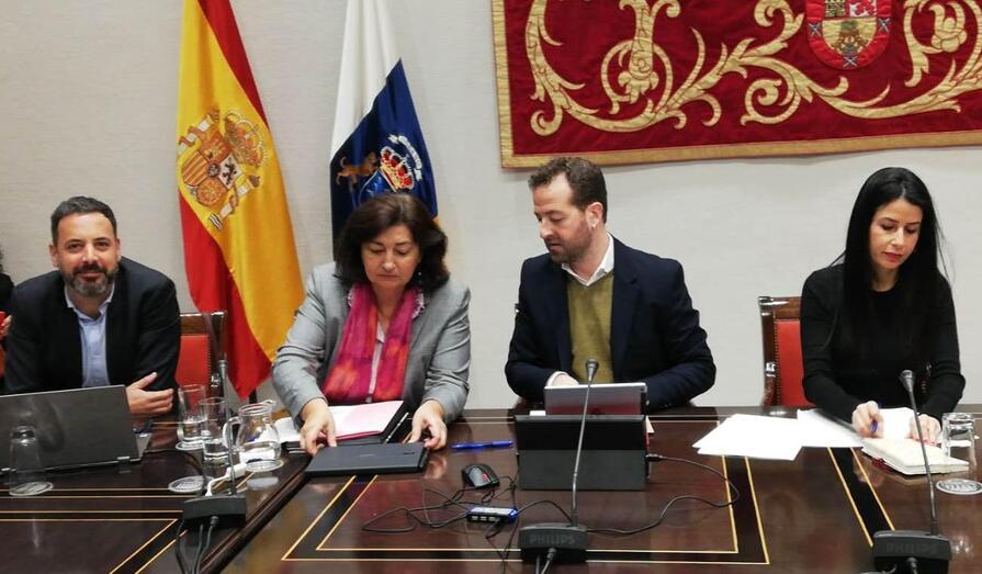 01Juan Marquez junto a la consejera y el director general en la Comisión de Cultura del Parlamento