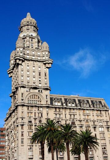 1. Montevideo. Palacio Salvo. Plaza de la Independencia
