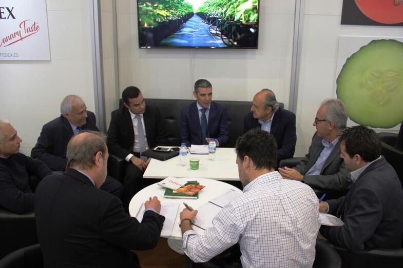 Narvay Quintero reunido con productores de tomate en Berlín