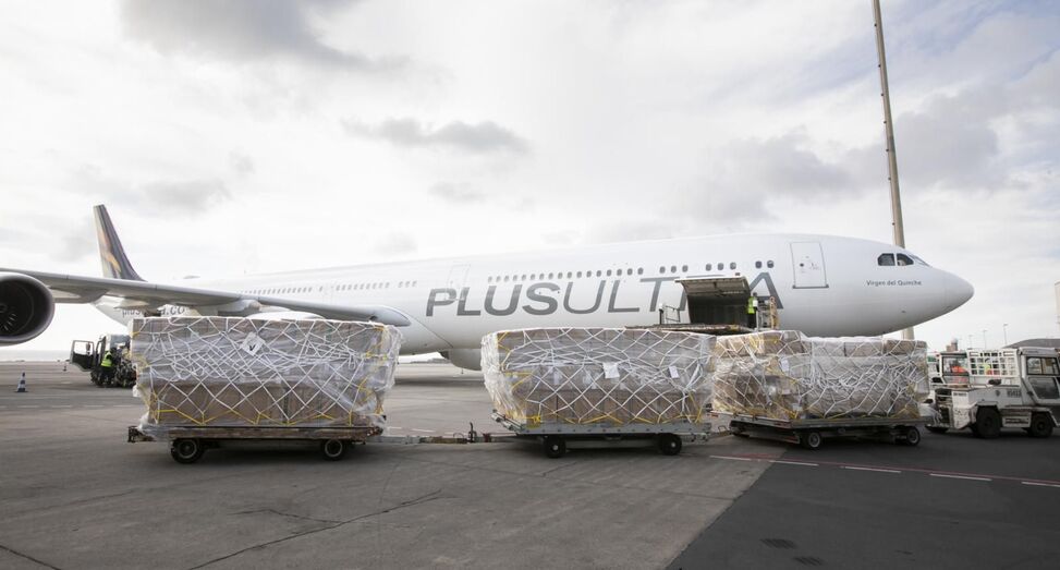 11.04.20. CORONAVIRUS PANDEMIA. Llegada al aeropuerto de Gran Canaria de un avión procedente de China, con material sanitario para los centros sanitarios y sociosanitarios del Archipielago . Foto EFE/Quique Curbelo