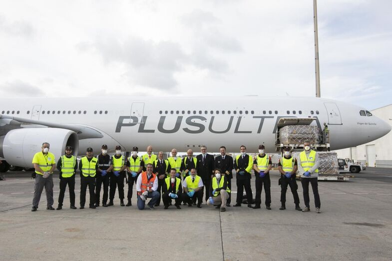 11.04.20. CORONAVIRUS PANDEMIA. Llegada al aeropuerto de Gran Canaria de un avión procedente de China, con material sanitario para los centros sanitarios y sociosanitarios del Archipielago . Foto EFE/Quique Curbelo