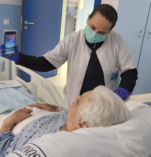 Los pacientes hospitalizados hacen más llevadera su estancia gracias a la videollamda