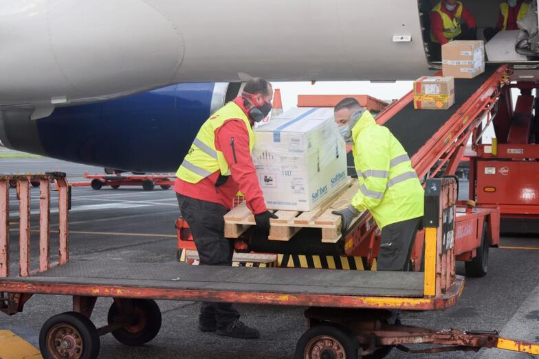 Momento de la descarga de las vacunas