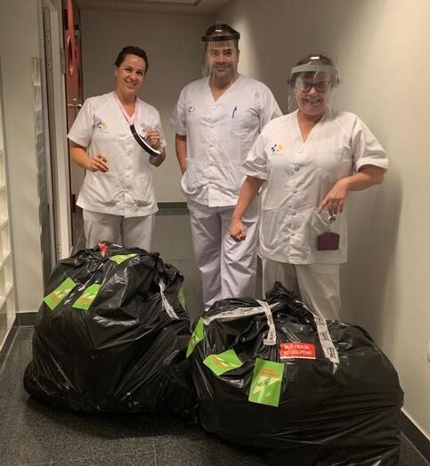 Personal sanitario con las pantallas protectoras faciales