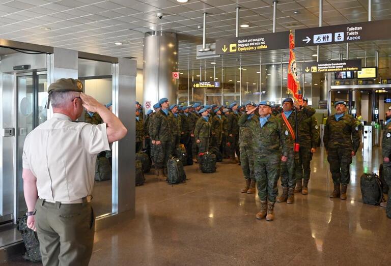 1. Teniente general recibe al contingente