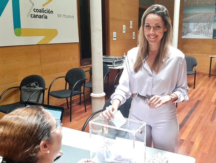 María Fernández durante la votación