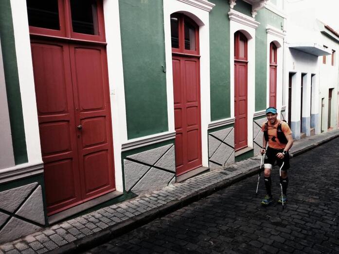 El corredor italiano Peter Kienzl a su paso por el casco histórico de Guía