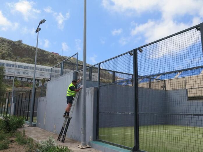 OBRAS DE MEJORA EN EL EXTERIOR DE LAS PISTAS DE PADEL DE LA CIUDAD DEPORTIVA