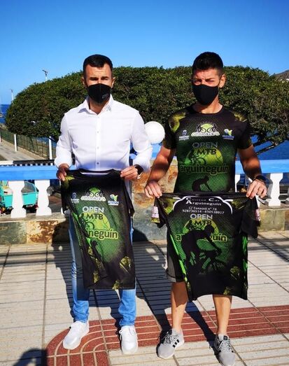 El edil Luis Becerra y el director del Open Mountain Bike Arguineguín Christian Romero