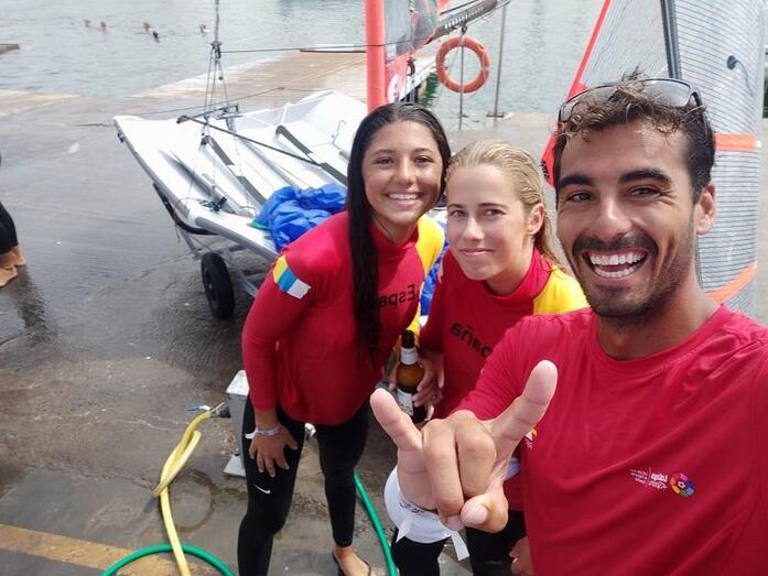 Las campeonas con el Entrenador canario