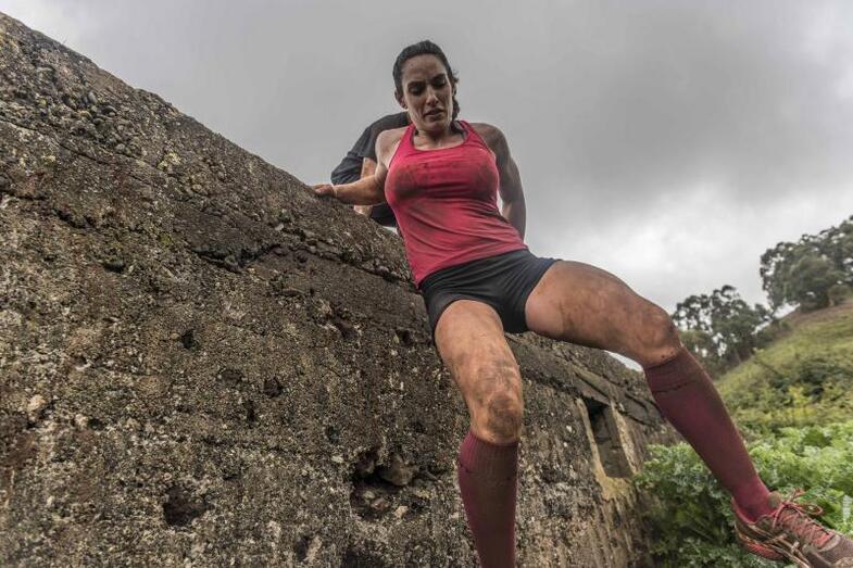 Participante superando obstáculo