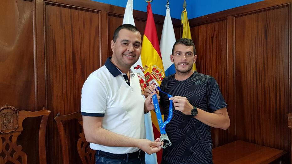 El alcalde Pedro Rodríguez junto a Tanausú Castellano Sosa mostrando la medalla de plata ganada en el Campeonato de España de Duatlón