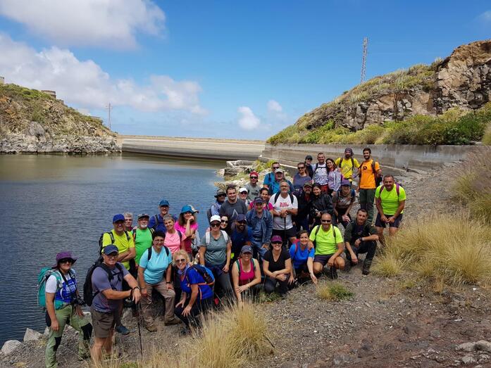 Foto de familia de los participantes en la caminata medioambiental celebrada el pasado sábado