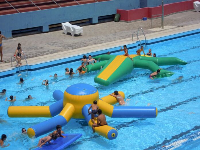Juegos acuáticos en las piscinas municipales de la Ciudad Deportiva
