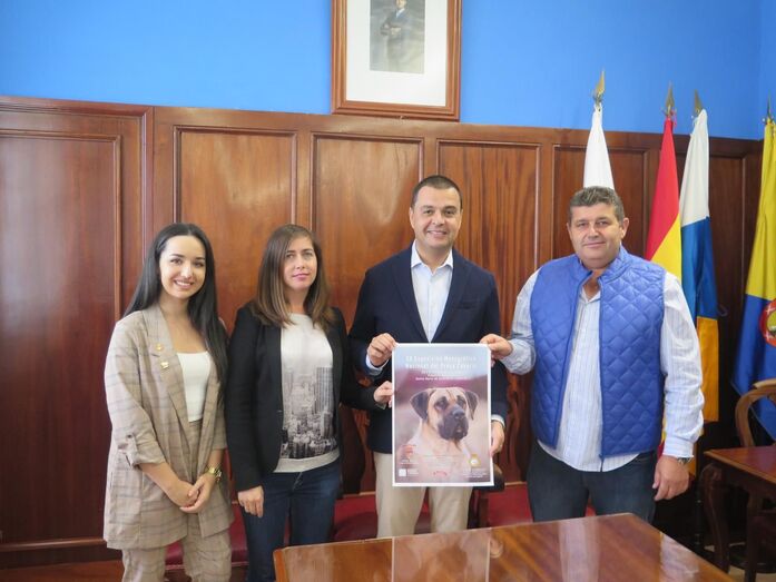 El alcalde Pedro Rodríguez junto a Sibisse Sosa a su lado Jacinto Martín y Andrea Martín