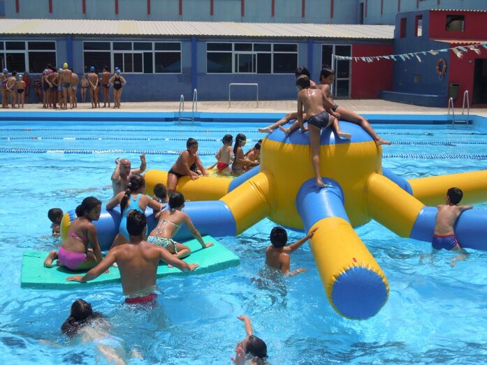 Juegos acuáticos en las piscinas de la Ciudad Deportiva