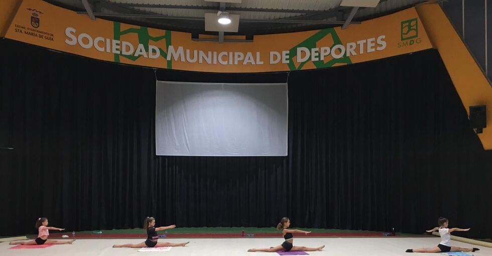 Entrenamiento del Club Palas Atenea de gimnasia rítmica en el terrero de lucha
