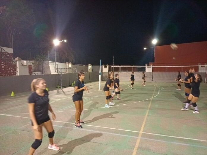 Entrenamiento del Club de Voleybol en la cancha del albergue