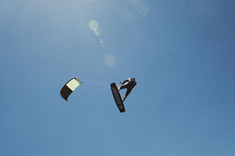 LOWRES Carlos Mario 4 veces campeón del mundo de kitesurf freestyle posible campeón de este campeonato en la modalidad de BIG AIR