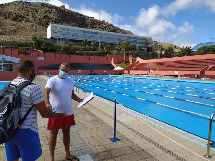 Toma de temperatura a un usuario justo antes de entrar a las piscinas
