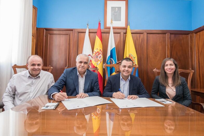 01El alcalde Pedro Rodríguez junto a Germán Morales a su izquierda la concejala de Deportes Sibisse Sosa y Miguel Espino durante la firma del convenio para la celebración del Rally Islas Canarias