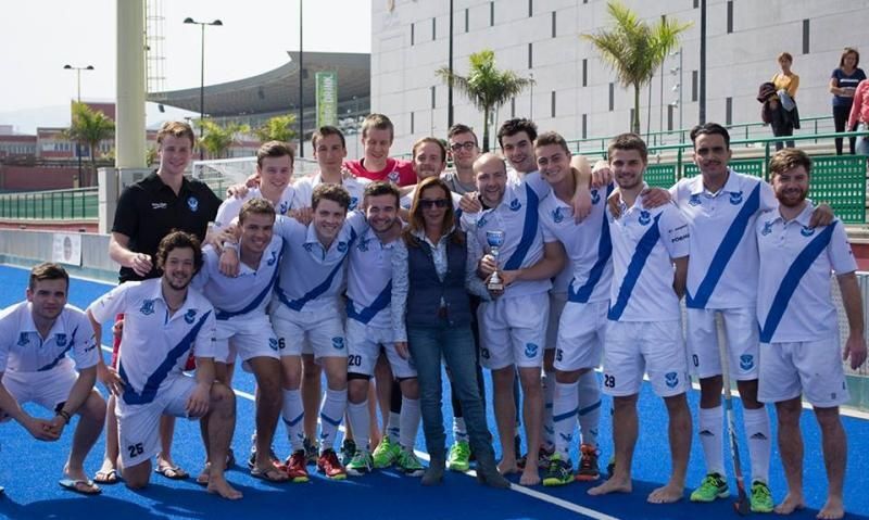 El Royal Uccle Sport posa con la Presidenta de la Fed. Canaria de Hockey Fotos Julio Varela Hockey