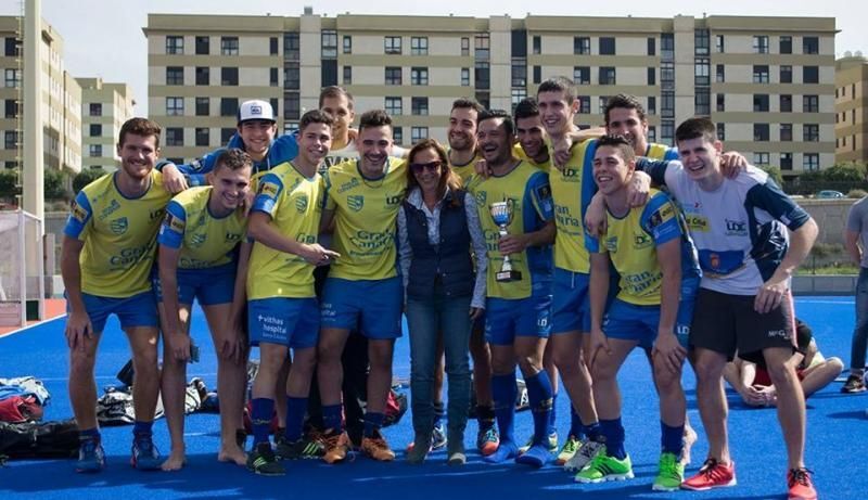 El UD Taburiente ACEGC celebra el Trofeo. Fotos Julio Varela