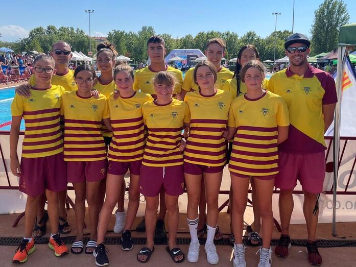 foto grupal nadadores y técnicos metropole