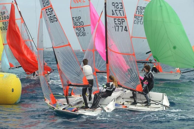 Regatistas en una de las boyas del Campeonato de España de Vela clase 29er en Las Palmas de Gran Canaria
