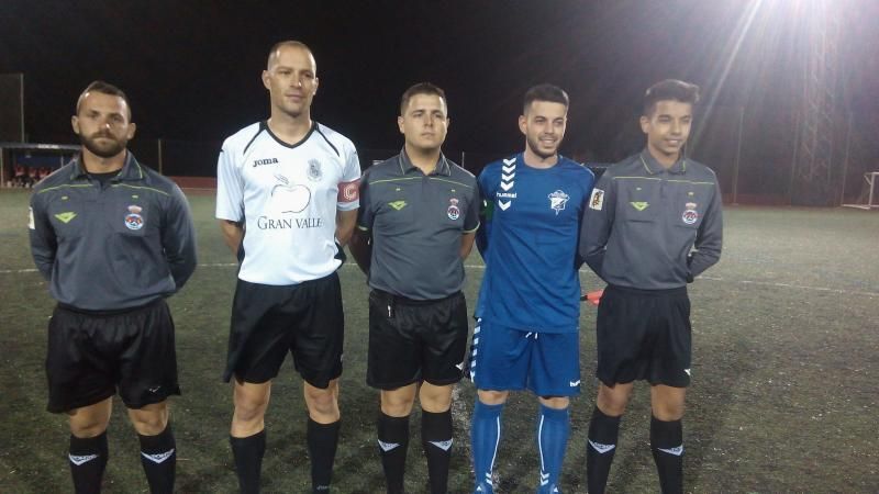 Trio arbitral y capitanes 18 11 2016