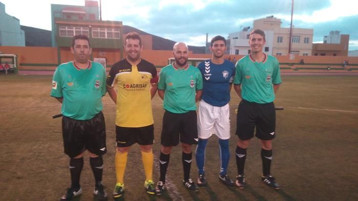Trió arbitral y capitanes 2 9 2016