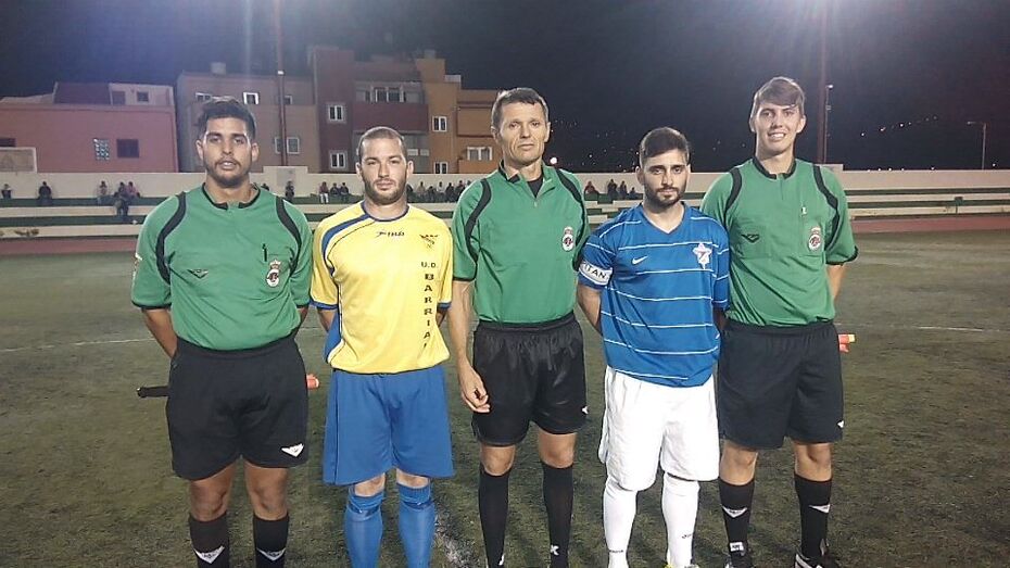 Trió arbitral y capitanes 30 10 2015