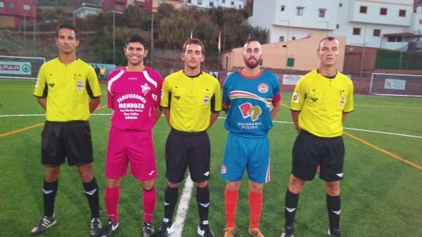 Trío arbitral y capitanes 4 9 2015