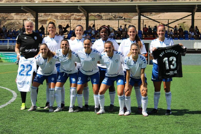 Formación homenaje a Isa Álvarez y Nayluisa Cáceres